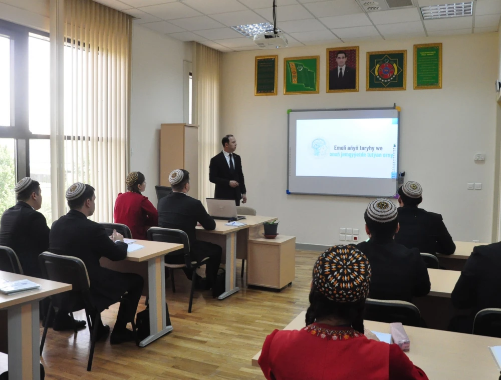 THE ROLE OF ARTIFICIAL INTELLIGENCE IN THE EDUCATION SYSTEM surady