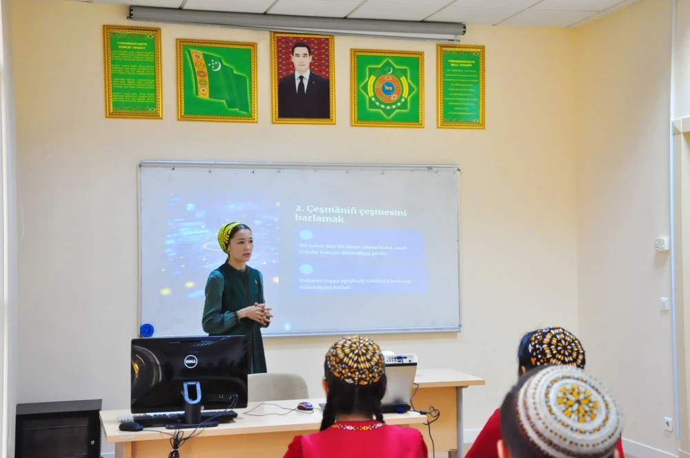 Ýaş žurnalistleriň hünär ugry boýunça okuw sapagy geçirildi