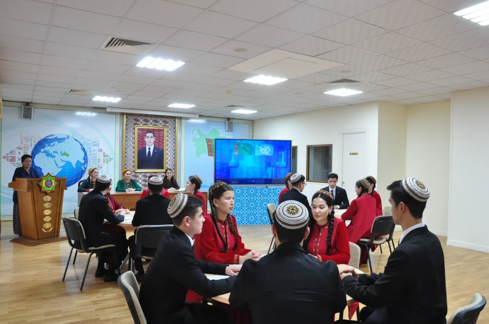 “TÜRKMEN BITARAPLYGYNYŇ TARYHY” ATLY BÄSLEŞIK GEÇIRILDI