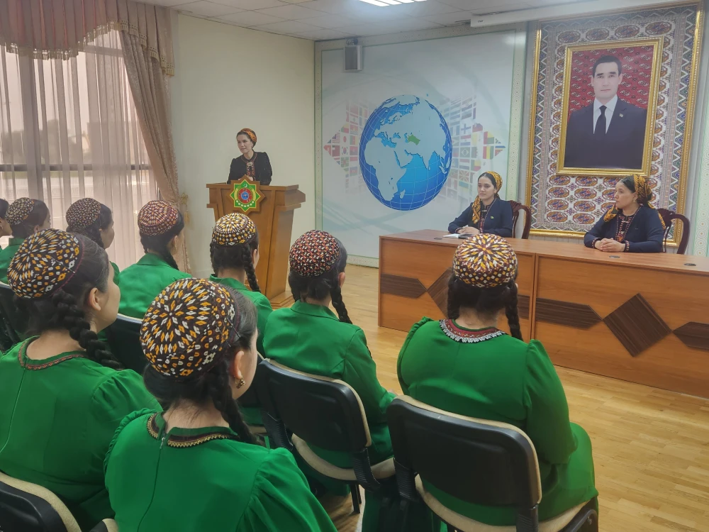 ÝAŞ DIPLOMATLAR MEKDEBINIŇ AGZALARYNYŇ GATNAŞMAGYNDA NOBATDAKY OKUW SAPAGY GEÇIRILDI surady