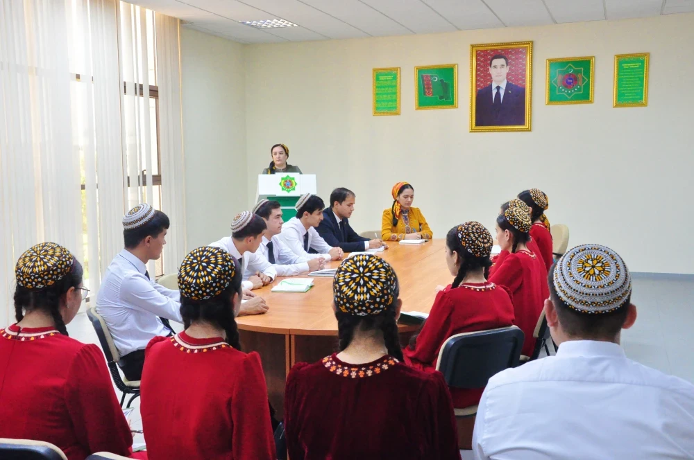 “TÜRKMENISTANYŇ HALK MASLAHATY WE KANUNÇYLYK HUKUK ULGAMLARY” ATLY MASLAHAT GEÇIRILDI surady