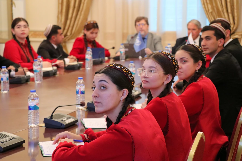 ÖŇÜNI ALYŞ DIPLOMATIÝASY BOÝUNÇA OKUW SAPAGY GEÇIRILDI