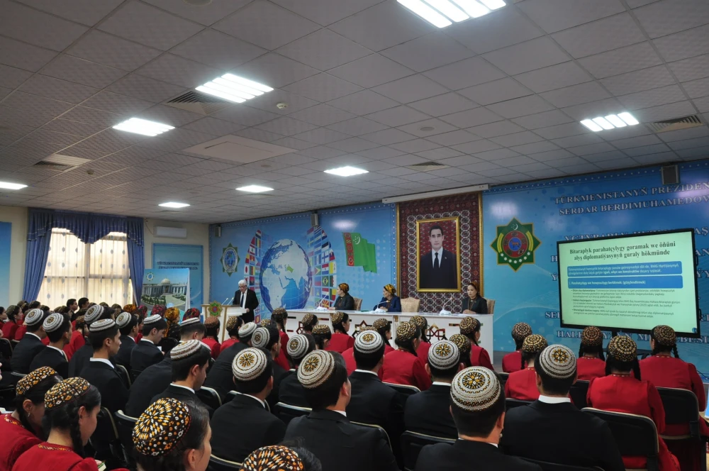 “TÜRKMENISTAN WE BMG: PARAHATÇYLYGYŇ WE ÖSÜŞIŇ     HATYRASYNA HYZMATDAŞLYK” ATLY  YLMY-AMALY MASLAHAT GEÇIRILDI surady