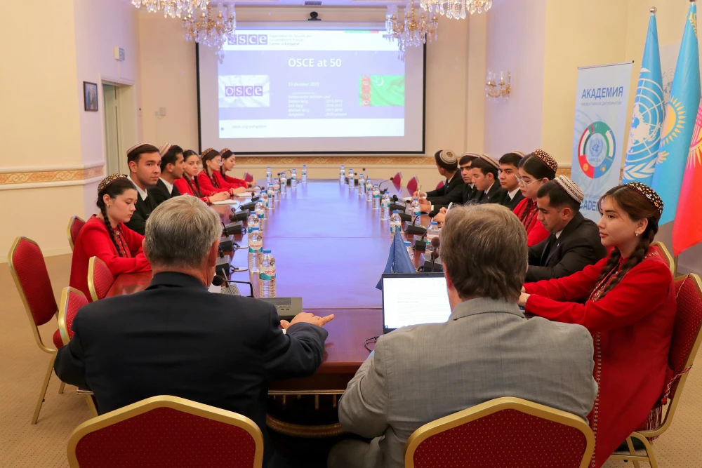 ÖŇÜNI ALYŞ DIPLOMATIÝASY BOÝUNÇA OKUW SAPAGY GEÇIRILDI