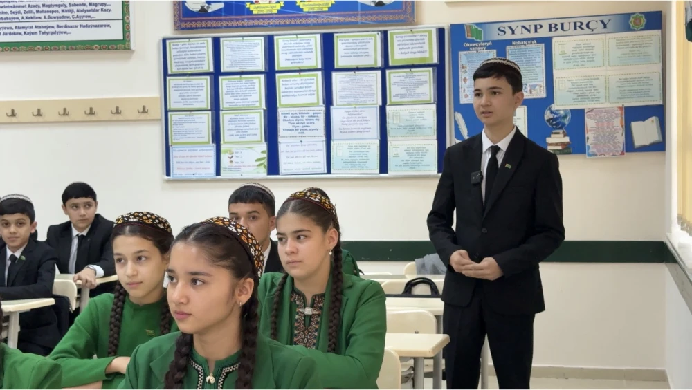 BÜTINDÜNÝÄ ÇAGA GÜNI HEM-DE BITARAPLYK BAÝRAMY MYNASYBETLI MEKDEP OKUWÇYLARY BILEN  ÝÖRITE OKUW SAPAGY GEÇIRILDI