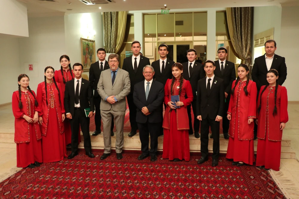 ÖŇÜNI ALYŞ DIPLOMATIÝASY BOÝUNÇA OKUW SAPAGY GEÇIRILDI