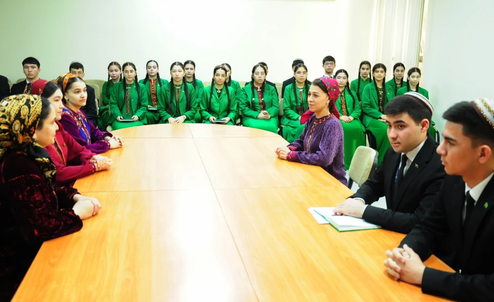 ÝAŞ DIPLOMATLAR MEKDEBINIŇ AGZALARY BILEN OKUW SAPAGY GEÇIRILDI