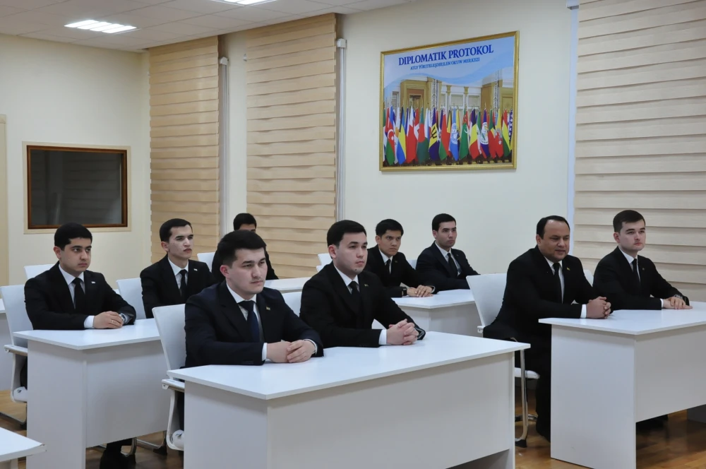 «DIPLOMATIK PROTOKOL» ATLY ÝÖRITELEŞDIRILEN OKUW MERKEZINIŇ DIŇLEÝJILERINE ŞAHADATNAMALAR GOWŞURYLDY