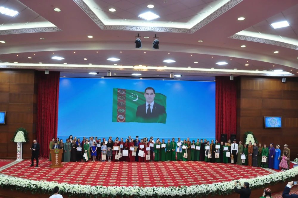 «FRANKOFONIÝA – 2026» BÄSLEŞIGINIŇ JEMLEÝJI TAPGYRY WE ÝEŇIJILERI SYLAGLAMAK DABARASY