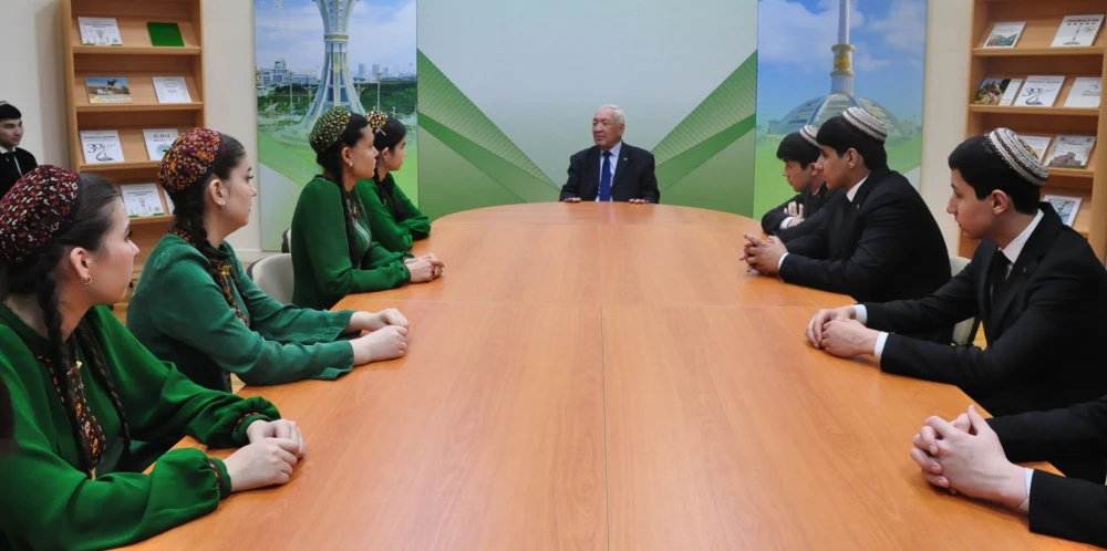 A Training Lesson Was Held with School Students surady