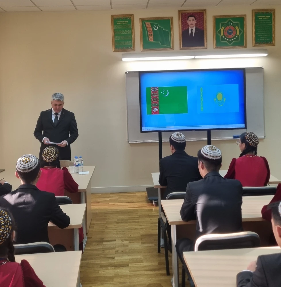 Türkmen-gazak gatnaşyklary barada okuw sapagy geçirildi.
