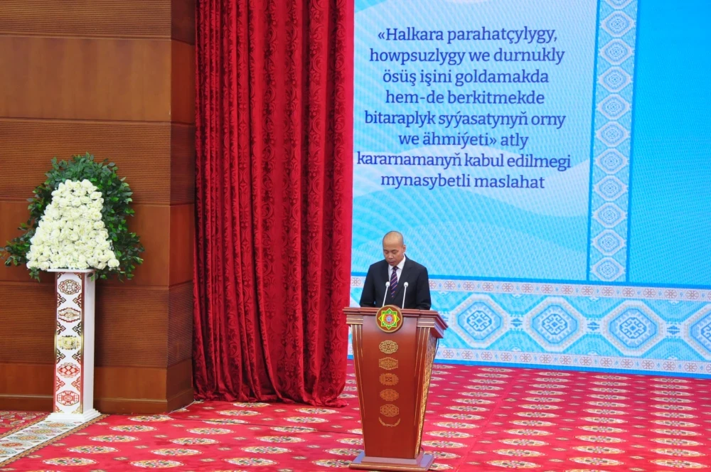 «HALKARA PARAHATÇYLYGY, HOWPSUZLYGY WE DURNUKLY ÖSÜŞ IŞINI GOLDAMAKDA HEM-DE BERKITMEKDE BITARAPLYK SYÝASATYNYŇ ORNY WE ÄHMIÝETI» ATLY KARARNAMANYŇ KABUL EDILMEGI MYNASYBETLI GEÇIRILEN MASLAHAT