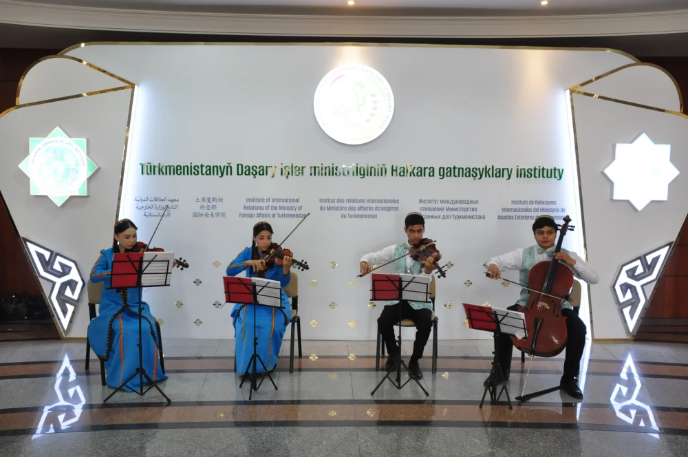Hormatly Prezidentimiziň «Türkmenistanyň Bitaraplygy — parahatçylygyň we ynanyşmagyň aýdyň ýoly» atly kitabynyň azerbaýjan dilindäki neşiriniň  tanyşdyrylyş dabarasy