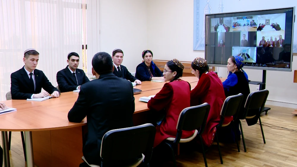 HALKARA ÝARYŞLARYNY ŞÖHLELENDIRMEKDE SPORT ŽURNALISTIŇ AÝRATYNLYGYNA WE ÝAŞ ŽURNALISTIŇ HÜNÄR ETIKASYNA BAGYŞLANAN OKUW SAPAGY  GEÇIRILDI