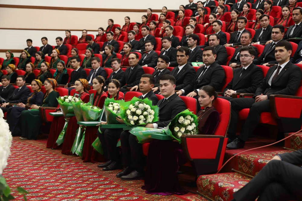 TÜRKMENISTANYŇ DIPLOMATIK IŞGÄRLERINIŇ GÜNI MYNASYBETLI MASLAHAT WE BAÝRAMÇYLYK KONSERTI GEÇIRILDI