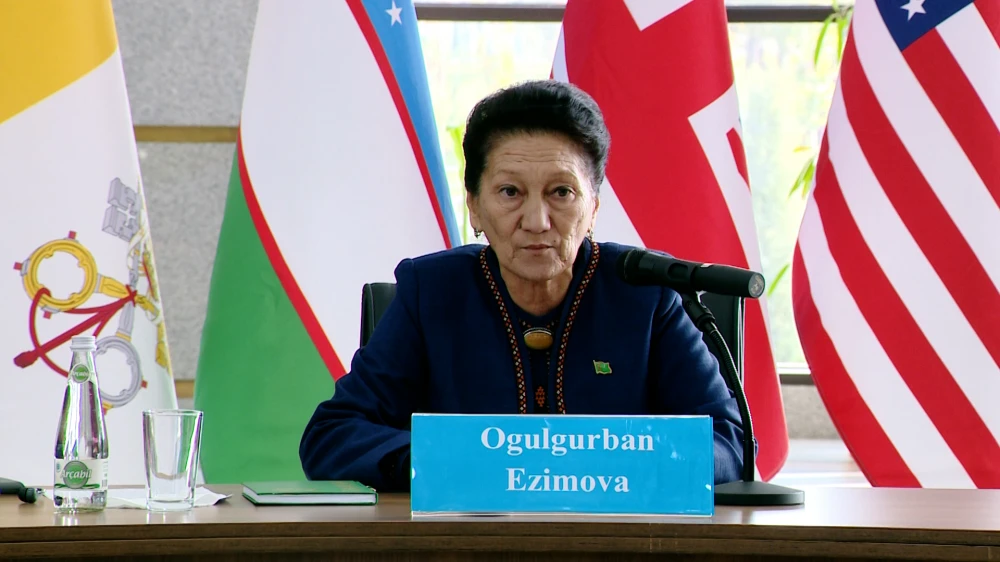 LANÇŽOU UNIWERSITETINIŇ WEKILLERI BILEN GEÇIRILEN “TEGELEK STOL” DUŞUŞYGY