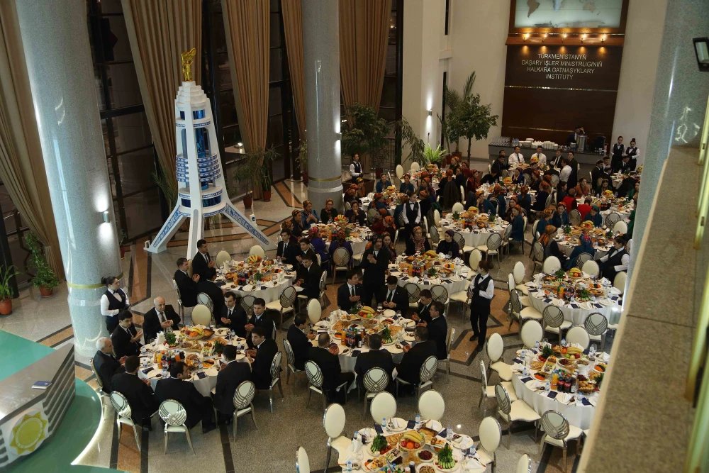 TÜRKMENISTANYŇ DIPLOMATIK IŞGÄRLERINIŇ GÜNI MYNASYBETLI MASLAHAT WE BAÝRAMÇYLYK KONSERTI GEÇIRILDI