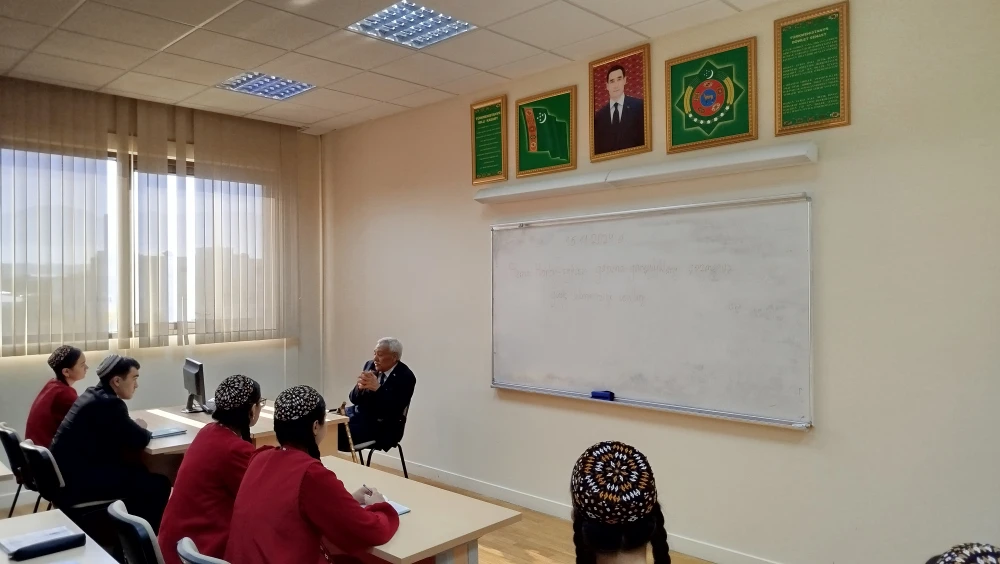 ÖŇÜNI ALYŞ DIPLOMATIÝASY BOÝUNÇA OKUW SAPAGY GEÇIRILDI