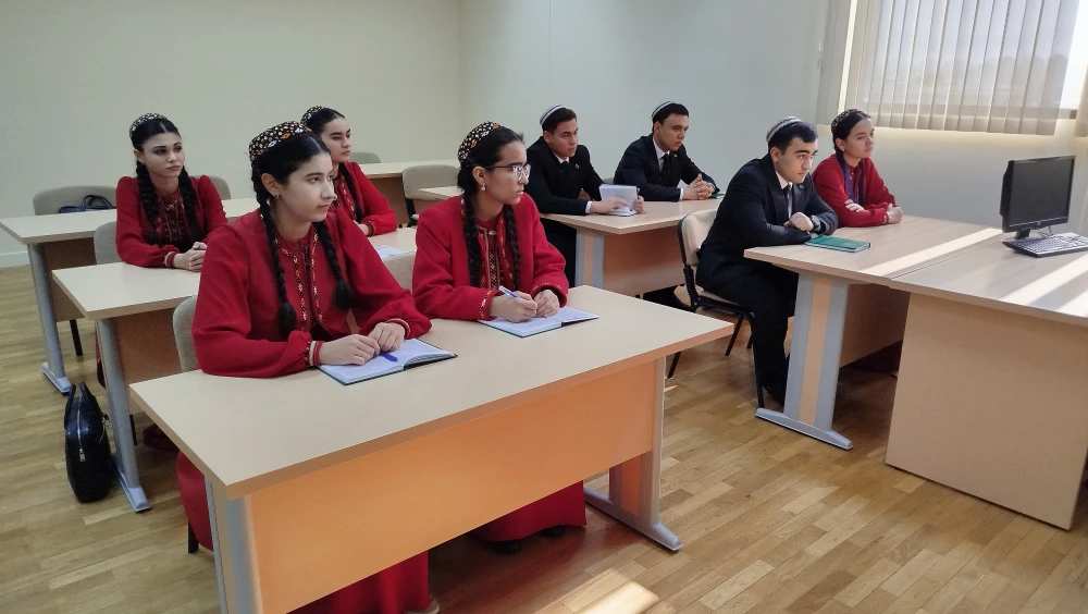 ÖŇÜNI ALYŞ DIPLOMATIÝASY BOÝUNÇA OKUW SAPAGY GEÇIRILDI
