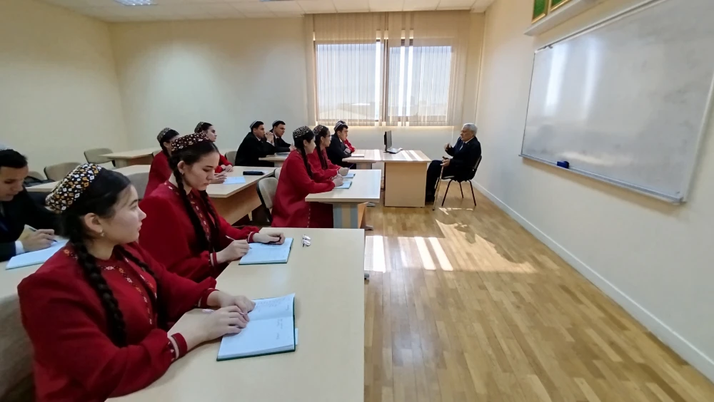 ÖŇÜNI ALYŞ DIPLOMATIÝASY BOÝUNÇA OKUW SAPAGY GEÇIRILDI
