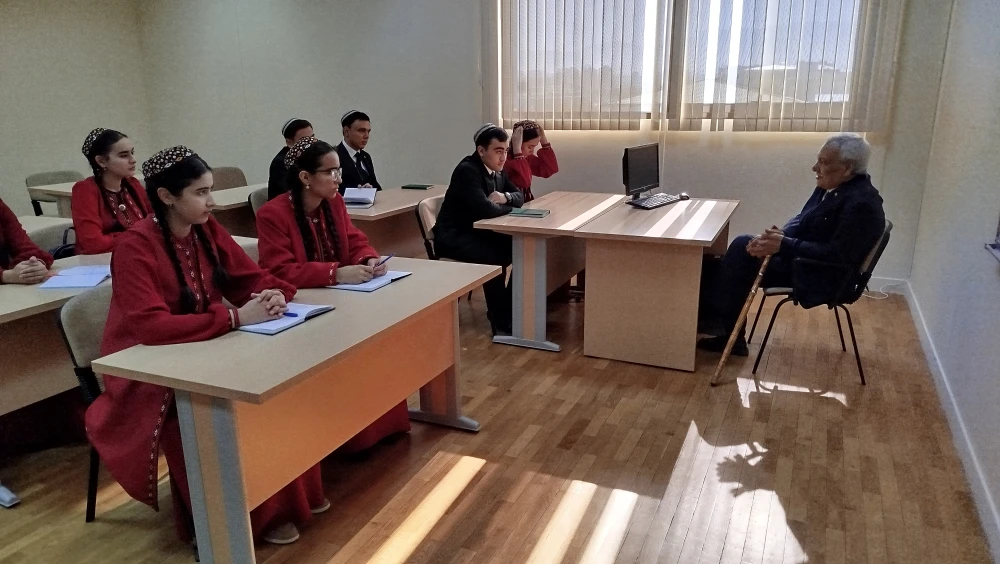 ÖŇÜNI ALYŞ DIPLOMATIÝASY BOÝUNÇA OKUW SAPAGY GEÇIRILDI