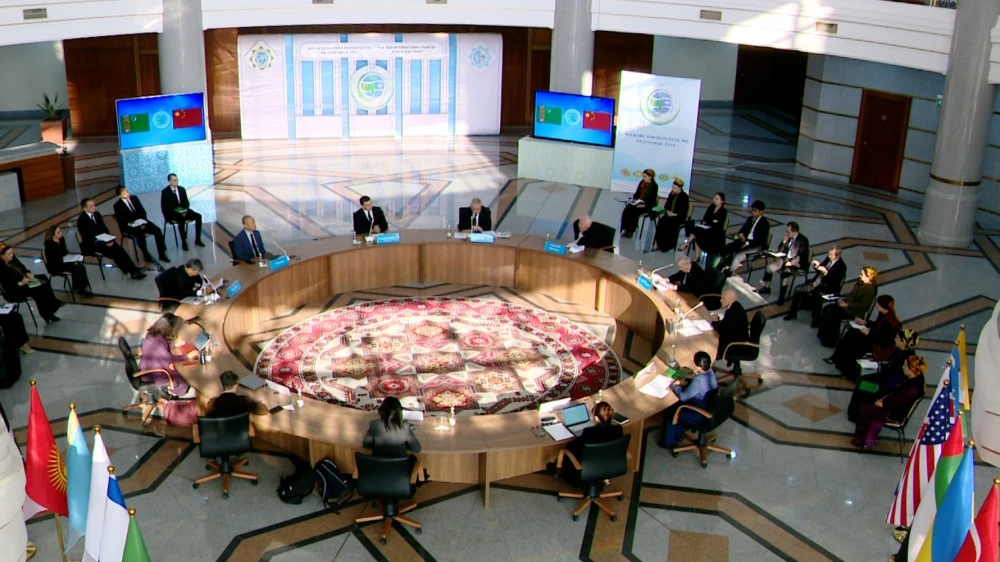 LANÇŽOU UNIWERSITETINIŇ WEKILLERI BILEN GEÇIRILEN “TEGELEK STOL” DUŞUŞYGY