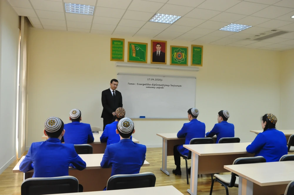 TÜRKMEN DIPLOMATIÝASYNYŇ MÖHÜM UGURLARY BOÝUNÇA OKUW SAPAGY GEÇIRILDI surady