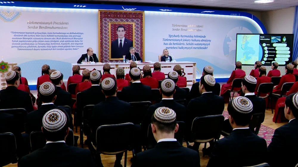 ARGENTINANYŇ ÝURDUMYZDA TÄZE BELLENEN ILÇISINIŇ GATNAŞMAGYNDA OKUW SAPAGY GEÇIRILDI