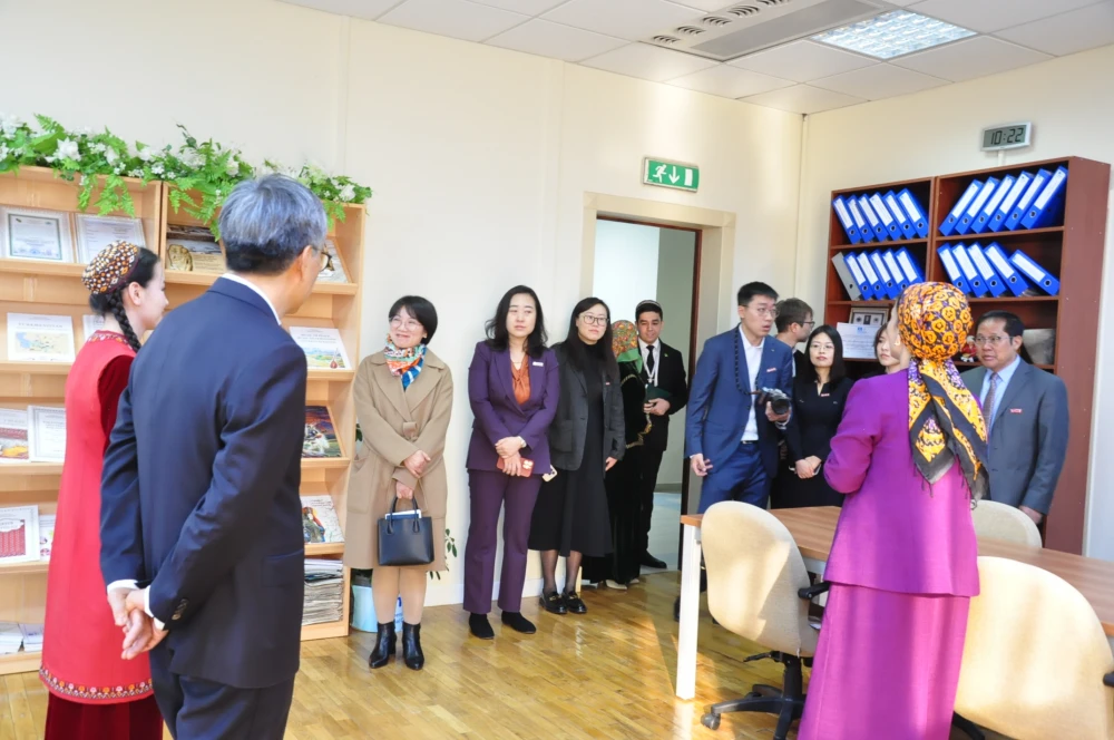 LANÇŽOU UNIWERSITETINIŇ WEKILLERINIŇ ÝURDUMYZA SAPARY BAŞLANDY