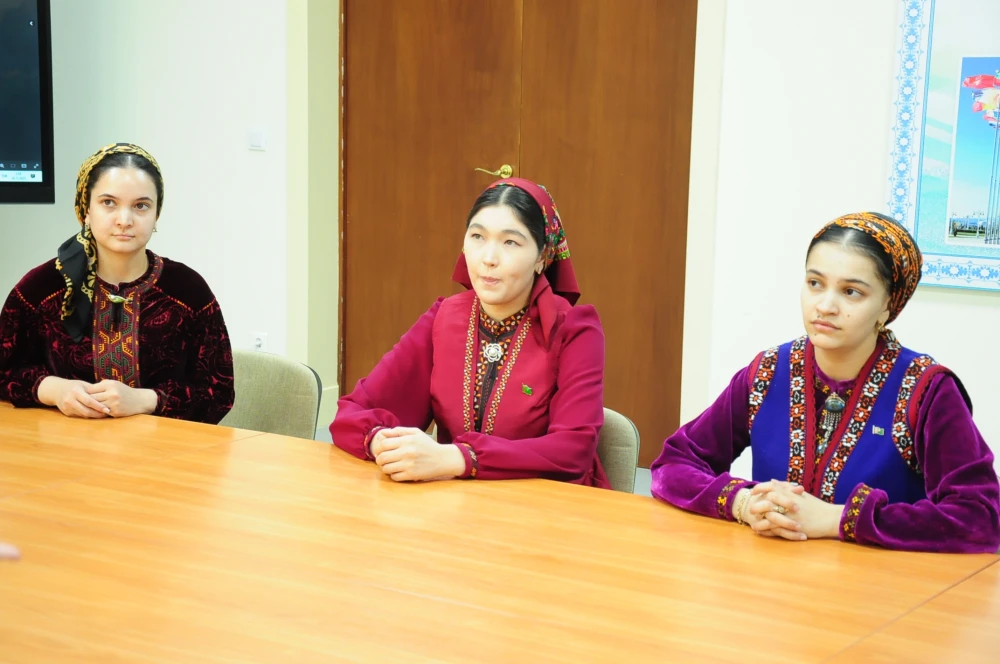 ÝAŞ DIPLOMATLAR MEKDEBINIŇ AGZALARY BILEN OKUW SAPAGY GEÇIRILDI