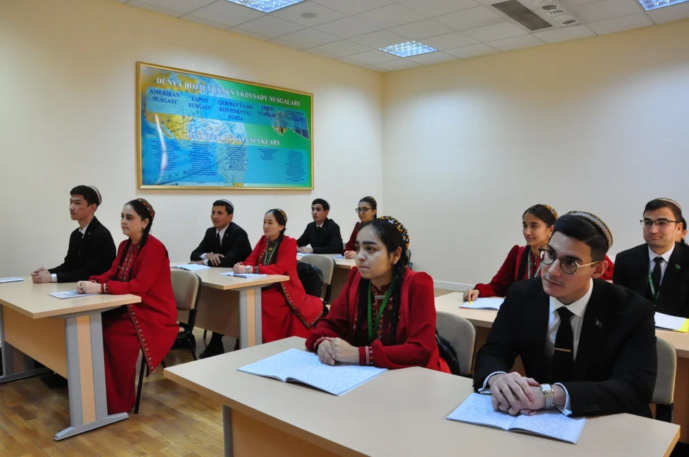 «Bitarap ýurtlaryň özara gatnaşyklary» atly sohbetdeşlik geçirildi