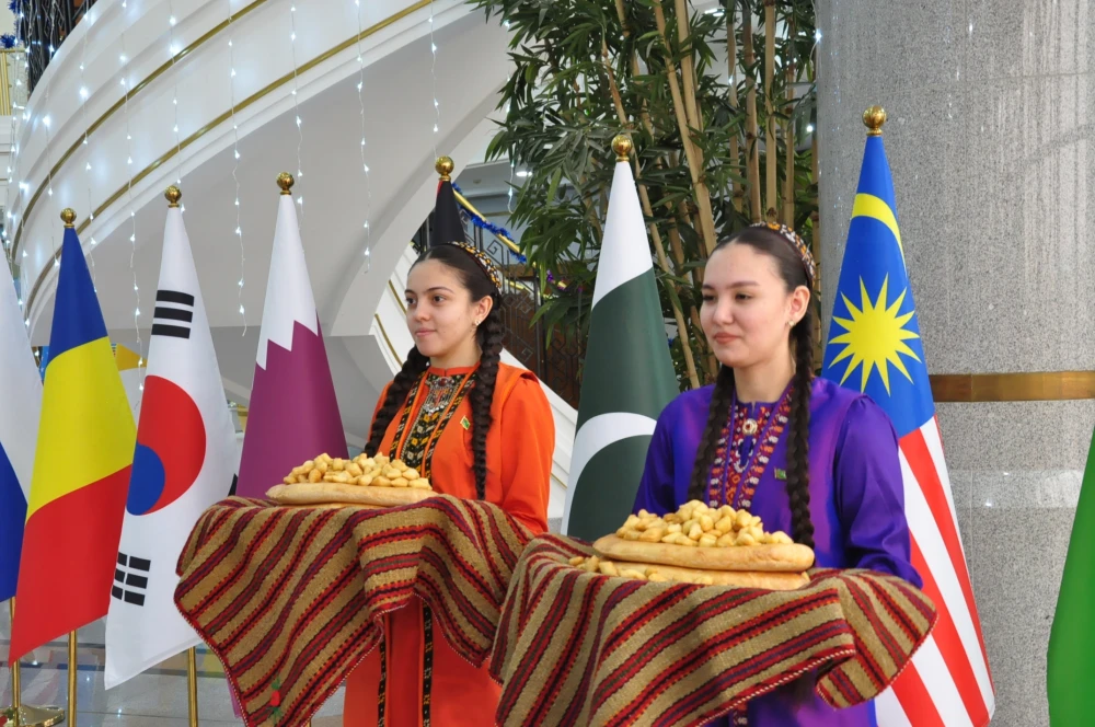 Gahryman Arkadagymyzyň «Hakyda göwheri» atly kitabynyň azerbaýjan dilinde terjime edilmegi mynasybetli dabaraly maslahat geçirildi