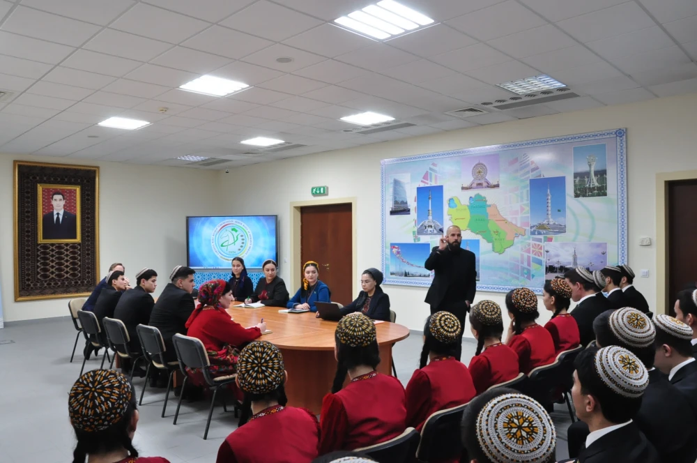 OKSFORD INSTITUTYNYŇ WEKILI BILEN GEÇIRILEN OKUW SAPAGY