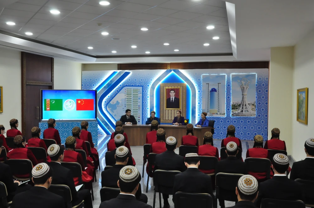 DOSTLUKLY SAPARA BAGYŞLANYP BRIFING GEÇIRILDI