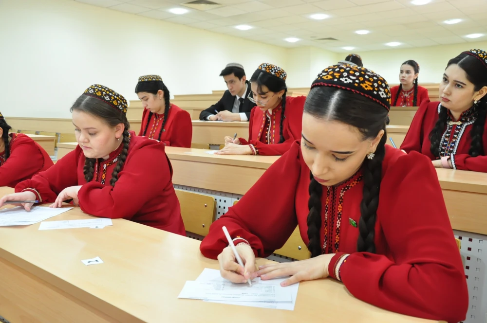 «SIZ FRANSIÝA BARADA NÄME BILÝÄRSIŇIZ?» ATLY DIL HEPDELIGI TÄZE ZEHINLERI ÝÜZE ÇYKARDY