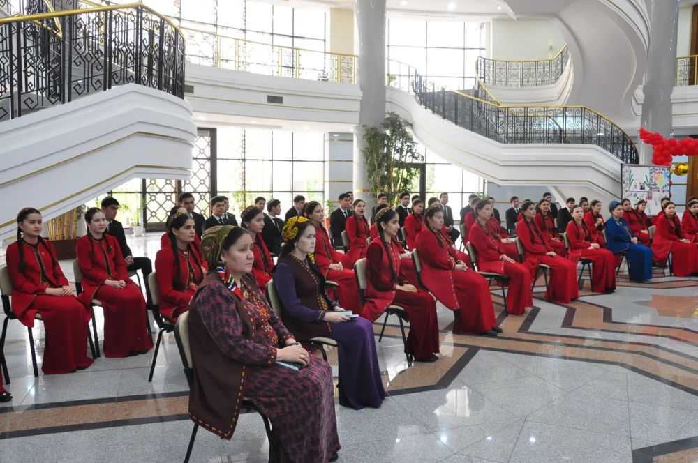 «ЯЗЫКИ – СИМФОНИЯ ДРУЖБЫ»: В ИНСТИТУТЕ ОТМЕТИЛИ ДЕНЬ ФРАНЦУЗСКОГО ЯЗЫКА