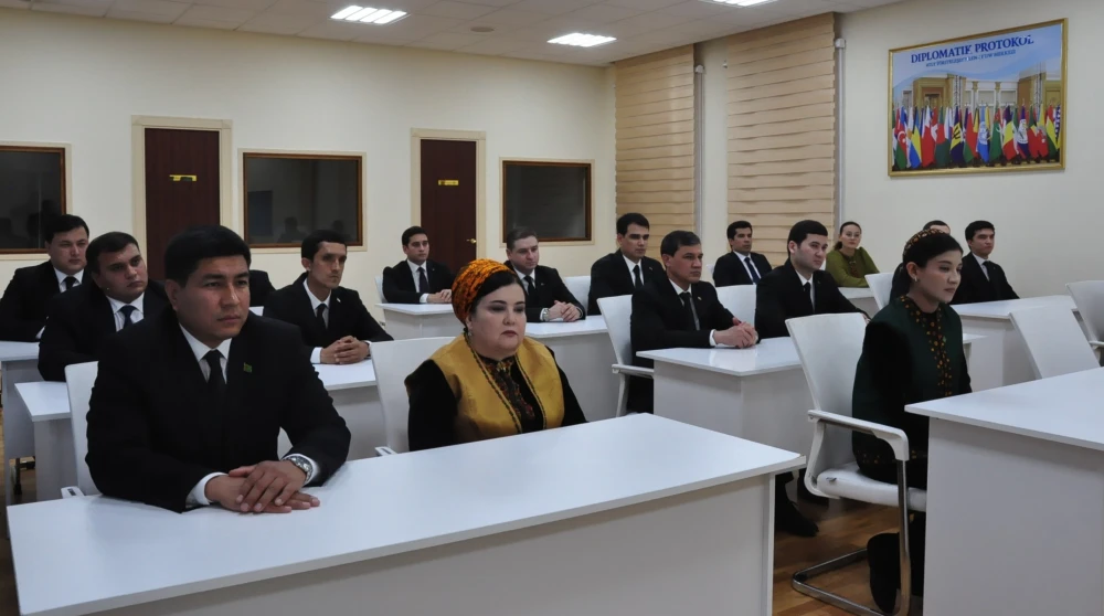 «DIPLOMATIK PROTOKOL» ATLY ÝÖRITELEŞDIRILEN OKUW MERKEZINIŇ NOBATDAKY TAPGYRY ÜSTÜNLIKLI TAMAMLANDY