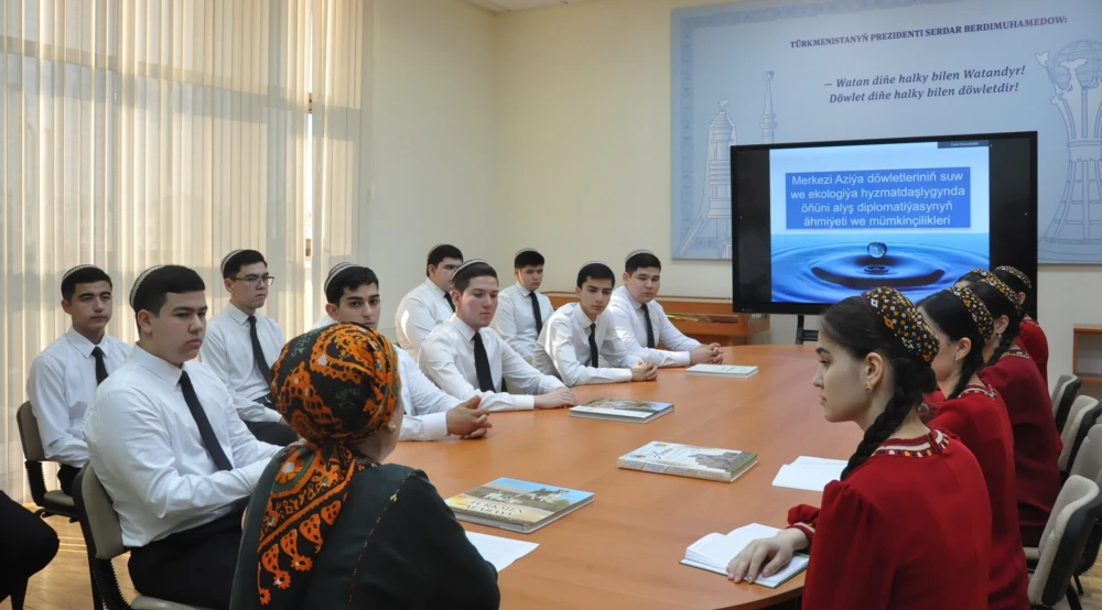 ÖŇÜNI ALYŞ DIPLOMATIÝASY BOÝUNÇA NOBATDAKY OKUW SAPAGY GEÇIRILDI