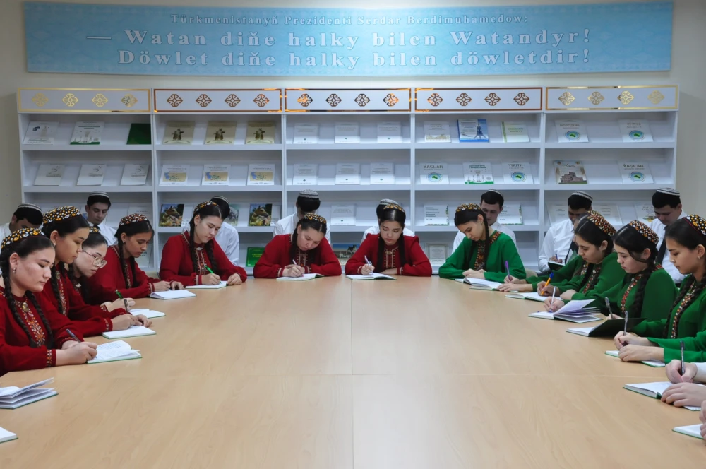 «TÜRKMENISTANYŇ DAŞARY SYÝASATY: PARAHATÇYLYKLY ÖSÜŞIŇ WE DURNUKLYLYGYŇ BINÝADY» ATLY OKUW-USULY SEMINAR GEÇIRILDI