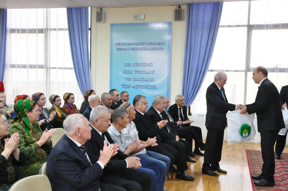 HALKARA ÝAŞULULAR GÜNI MYNASYBETLI ÇÄRE GEÇIRILDI