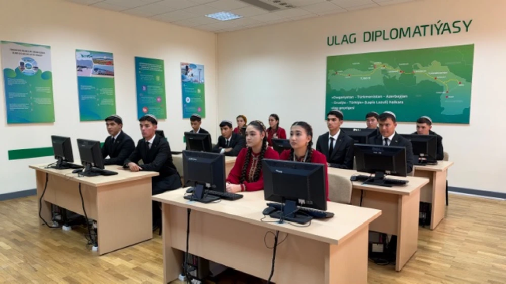 TÜRKMEN HALKYNYŇ MILLI LIDERI ARKADAG ŞÄHERINDE ÝAŞLARA UMUMY OKUW SAPAGYNY GEÇDI