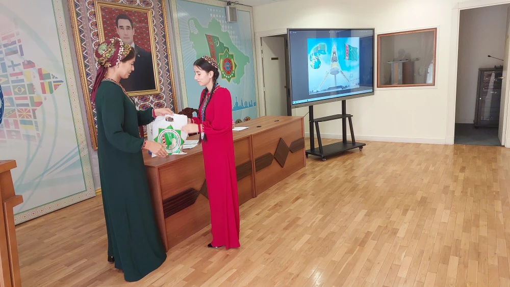 ÝAŞ HUKUKÇYLARYŇ ARASYNDA REFERAT BÄSLEŞIGI GEÇIRILDI