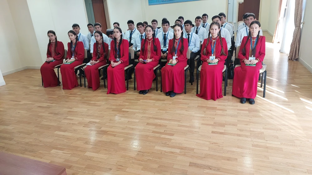 ÝAŞ HUKUKÇYLARYŇ ARASYNDA REFERAT BÄSLEŞIGI GEÇIRILDI