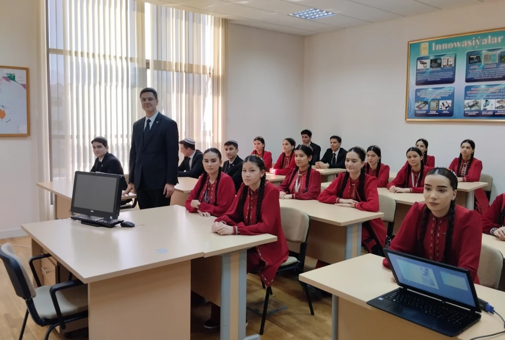Проведен конкурс презентаций под названием  «Let’s Save the World!»