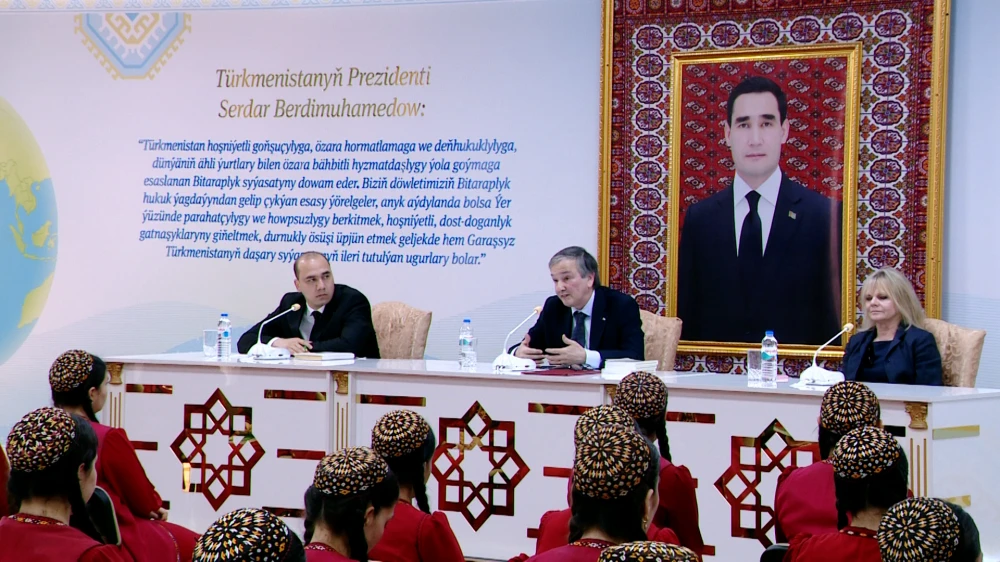 ARGENTINANYŇ ÝURDUMYZDA TÄZE BELLENEN ILÇISINIŇ GATNAŞMAGYNDA OKUW SAPAGY GEÇIRILDI