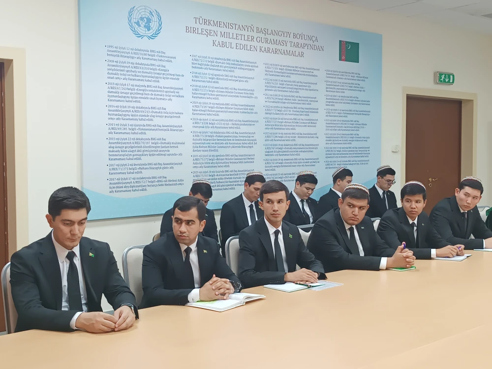 TÜRKMEN DIPLOMATIÝASYNA BAGYŞLANAN MASLAHAT GEÇIRILDI