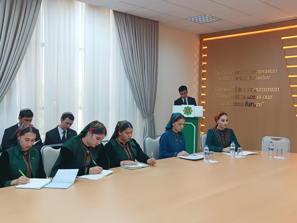 TÜRKMENISTANYŇ BITARAPLYGYNYŇ DIPLOMATIK NUSGASYNA BAGYŞLANAN YLMY-AMALY MASLAHAT GEÇIRILDI