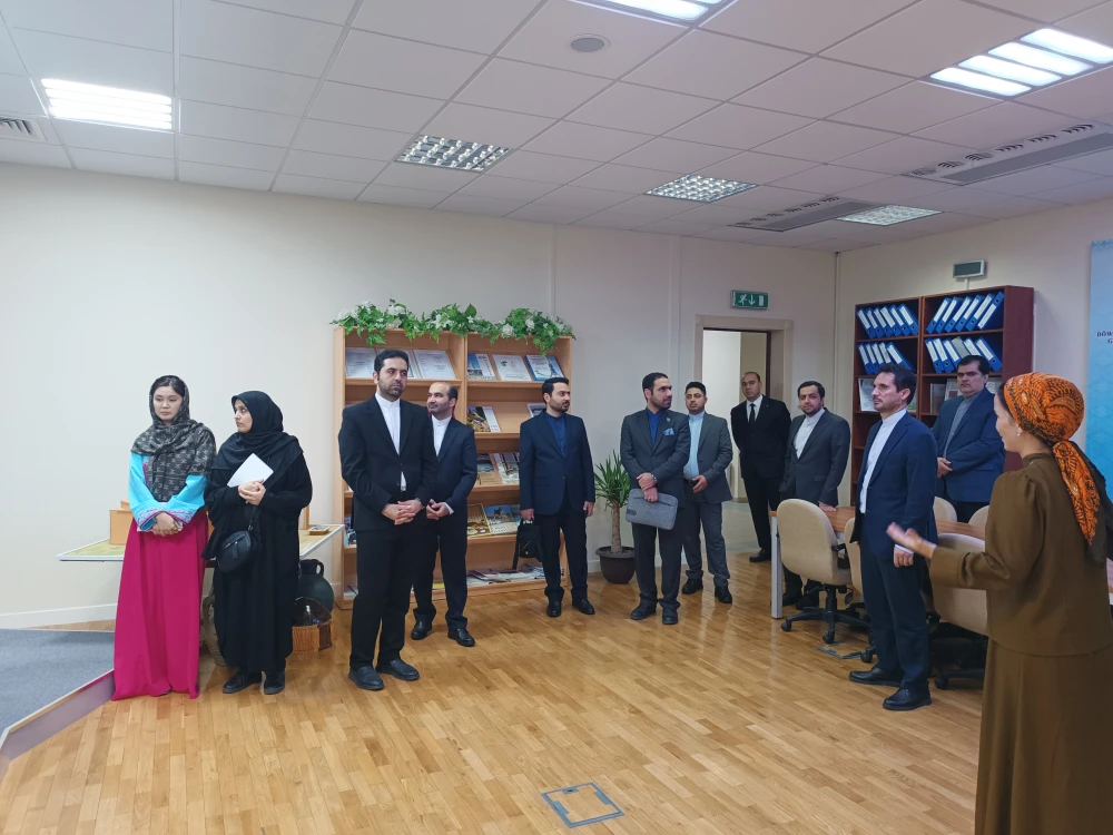 EÝRANLY ÝAŞ DIPLOMATLAR BILEN TANYŞLYK SAPARY GEÇIRILDI
