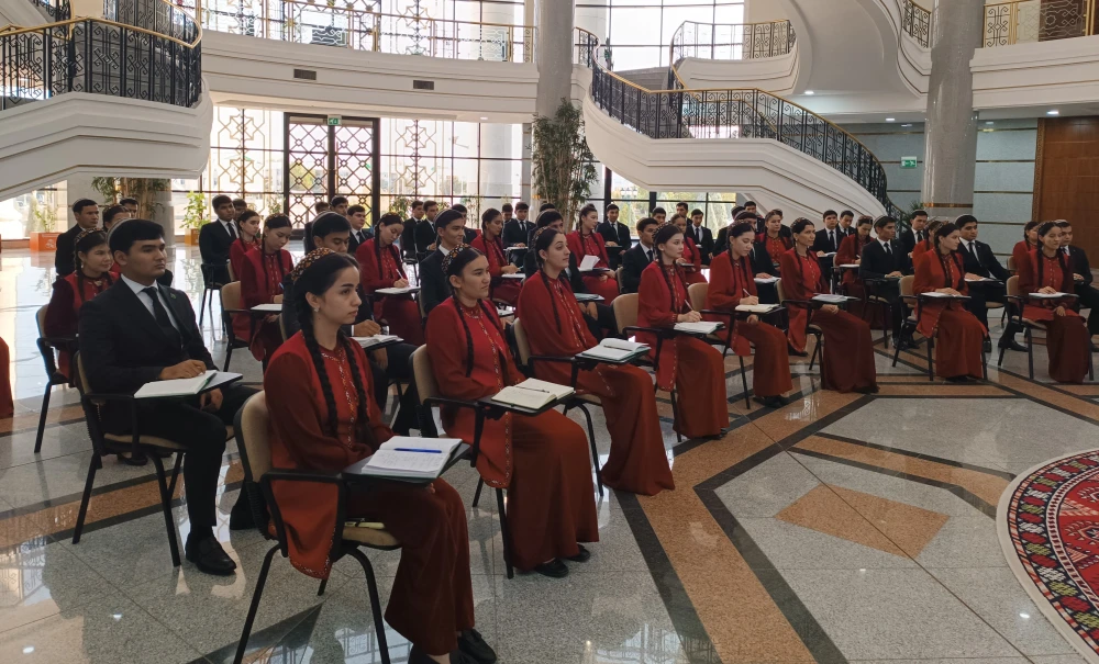 HALKARA BAŞLANGYÇLARYŇ ÄHMIÝETINE BAGYŞLANAN BRIFING GEÇIRILDI