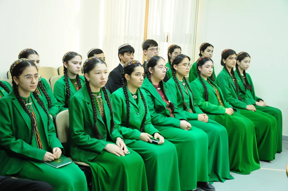 ÝAŞ DIPLOMATLAR MEKDEBINIŇ AGZALARY BILEN OKUW SAPAGY GEÇIRILDI